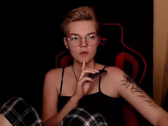 Discover our girls online shows and discover the company of countless livestreamers, with stunning shapes, sex toys and more.