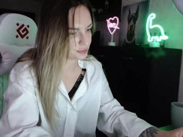 Discover our girls online shows and discover the company of countless livestreamers, with stunning shapes, sex toys and more.
