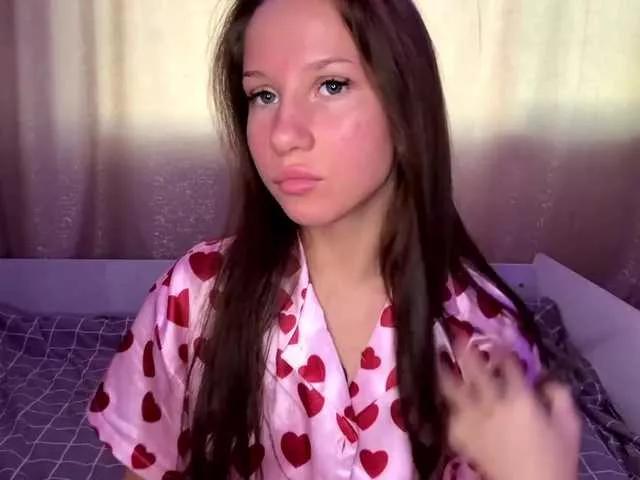 Discover our girls online shows and discover the company of countless livestreamers, with stunning shapes, sex toys and more.
