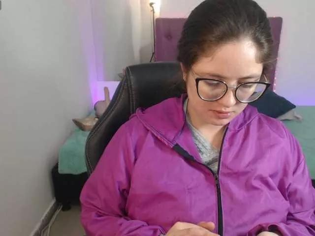 Discover our girls online shows and discover the company of countless livestreamers, with stunning shapes, sex toys and more.