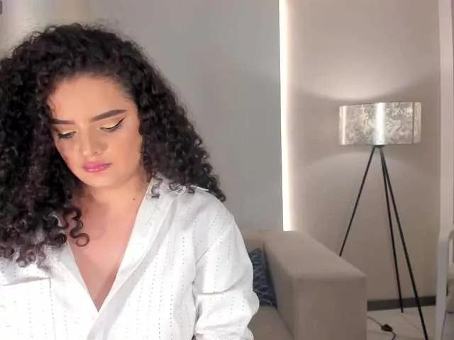 Discover our girls online shows and discover the company of countless livestreamers, with stunning shapes, sex toys and more.