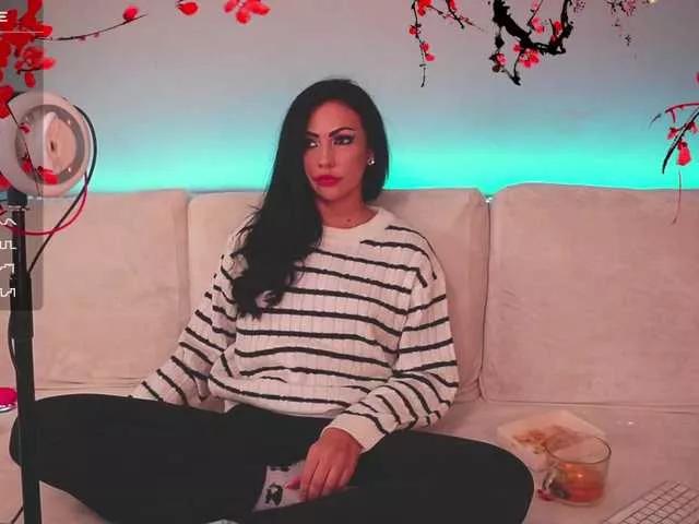 Discover our girls online shows and discover the company of countless livestreamers, with stunning shapes, sex toys and more.