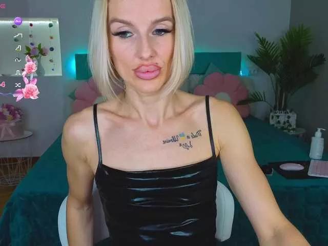 Discover our girls online shows and discover the company of countless livestreamers, with stunning shapes, sex toys and more.