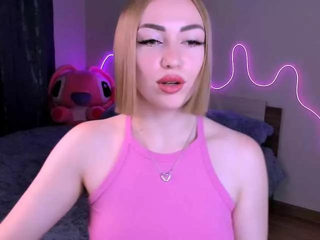 Discover our girls online shows and discover the company of countless livestreamers, with stunning shapes, sex toys and more.
