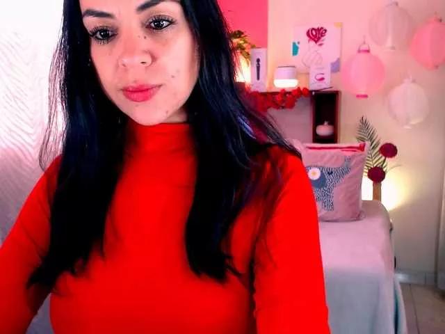 Discover our girls online shows and discover the company of countless livestreamers, with stunning shapes, sex toys and more.
