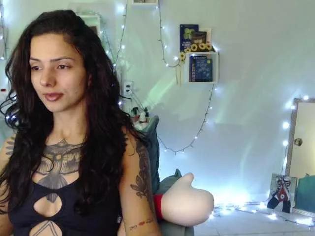 Discover our girls online shows and discover the company of countless livestreamers, with stunning shapes, sex toys and more.