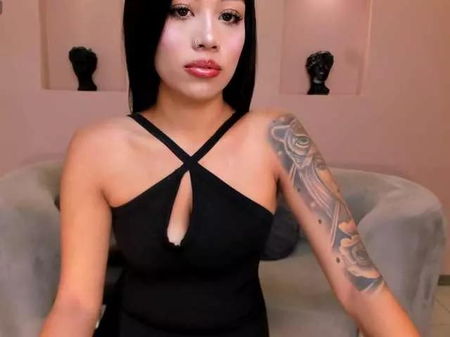 Discover our girls online shows and discover the company of countless livestreamers, with stunning shapes, sex toys and more.