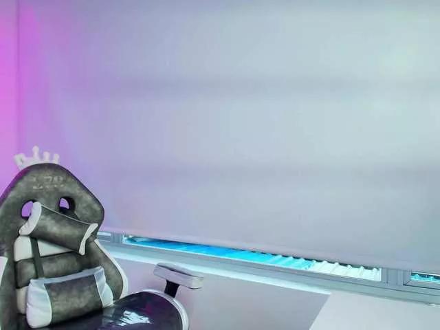 Discover our girls online shows and discover the company of countless livestreamers, with stunning shapes, sex toys and more.