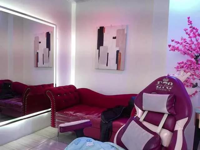 Discover our girls online shows and discover the company of countless livestreamers, with stunning shapes, sex toys and more.