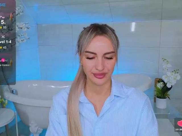 Discover our girls online shows and discover the company of countless livestreamers, with stunning shapes, sex toys and more.