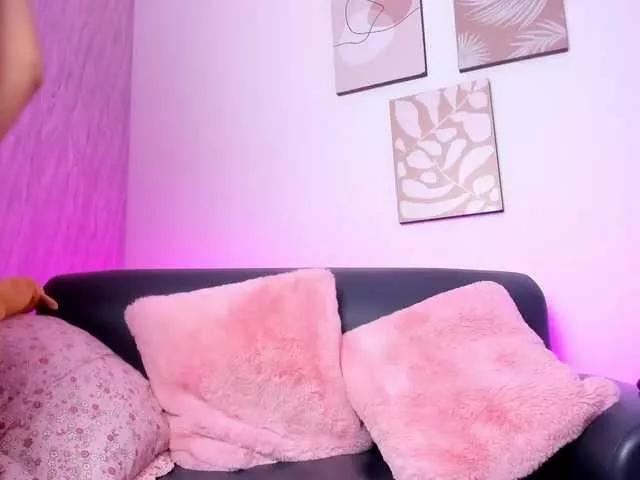 Discover our girls online shows and discover the company of countless livestreamers, with stunning shapes, sex toys and more.