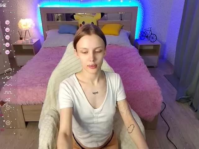 Discover our girls online shows and discover the company of countless livestreamers, with stunning shapes, sex toys and more.