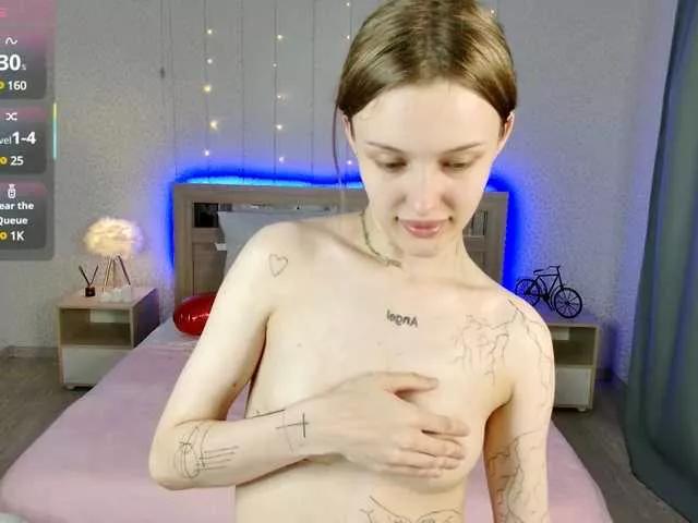 Discover our girls online shows and discover the company of countless livestreamers, with stunning shapes, sex toys and more.