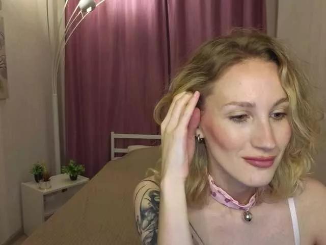 Discover our girls online shows and discover the company of countless livestreamers, with stunning shapes, sex toys and more.