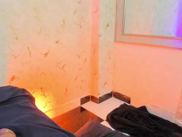 Discover our girls online shows and discover the company of countless livestreamers, with stunning shapes, sex toys and more.