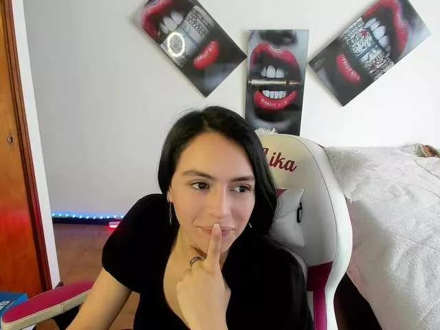 Discover our girls online shows and discover the company of countless livestreamers, with stunning shapes, sex toys and more.