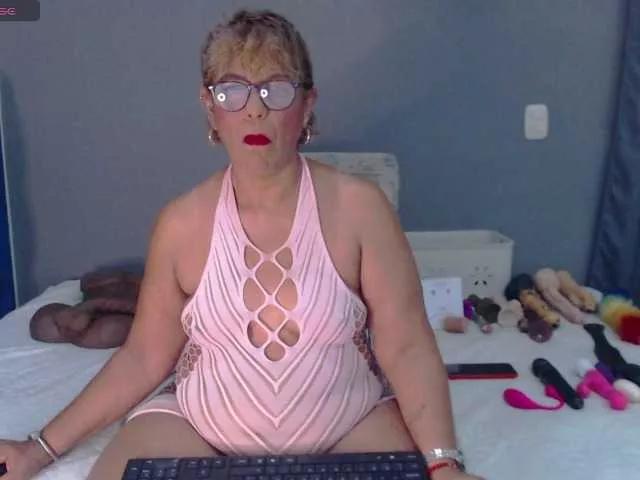 Discover our girls online shows and discover the company of countless livestreamers, with stunning shapes, sex toys and more.