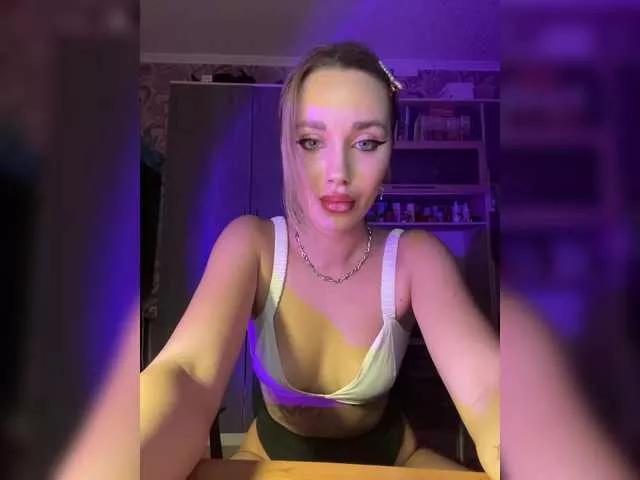 Discover our girls online shows and discover the company of countless livestreamers, with stunning shapes, sex toys and more.