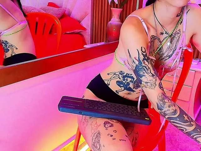Discover our girls online shows and discover the company of countless livestreamers, with stunning shapes, sex toys and more.