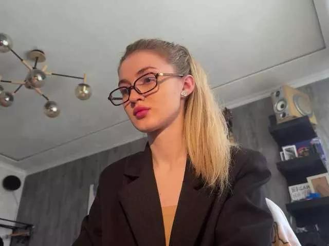 Discover our girls online shows and discover the company of countless livestreamers, with stunning shapes, sex toys and more.