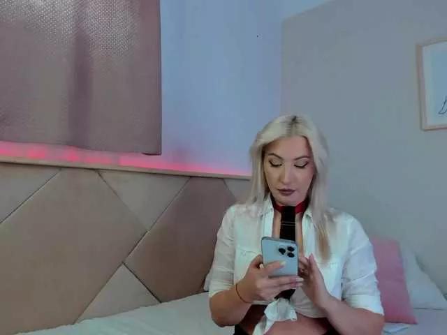 LilouKatt from BongaCams