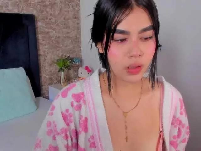 Discover our girls online shows and discover the company of countless livestreamers, with stunning shapes, sex toys and more.