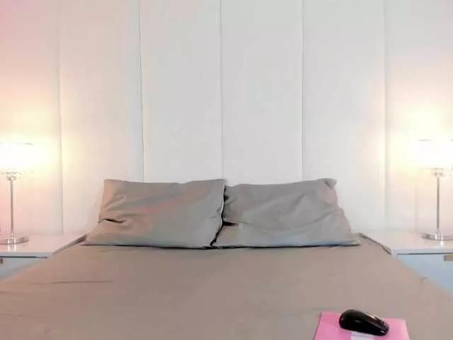 Discover our girls online shows and discover the company of countless livestreamers, with stunning shapes, sex toys and more.