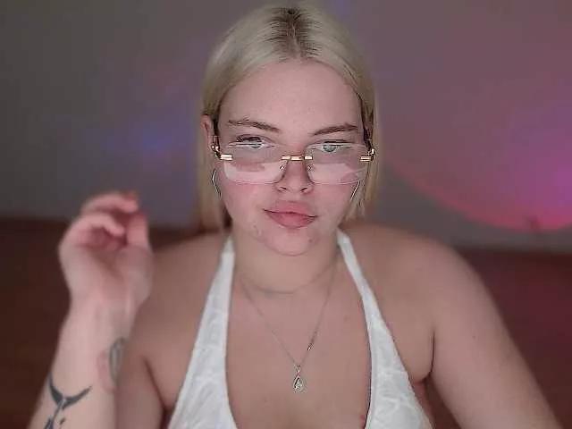 Discover our girls online shows and discover the company of countless livestreamers, with stunning shapes, sex toys and more.