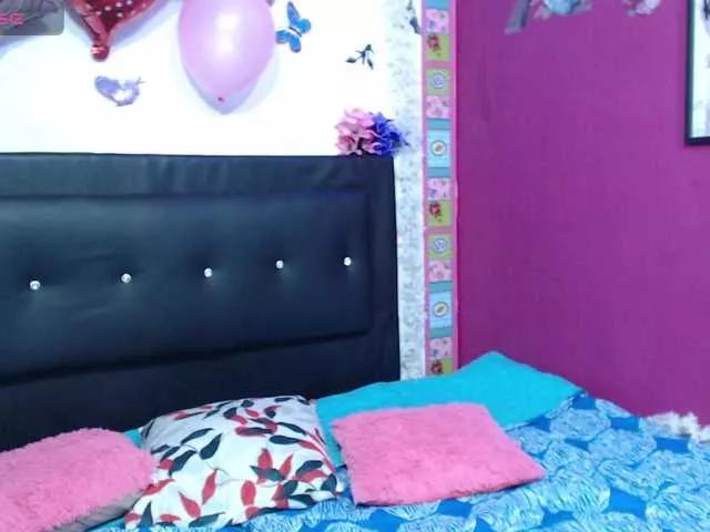 Discover our girls online shows and discover the company of countless livestreamers, with stunning shapes, sex toys and more.