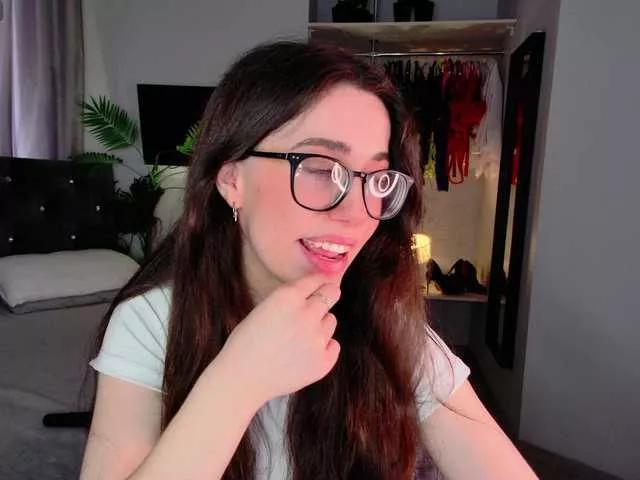 Discover our girls online shows and discover the company of countless livestreamers, with stunning shapes, sex toys and more.