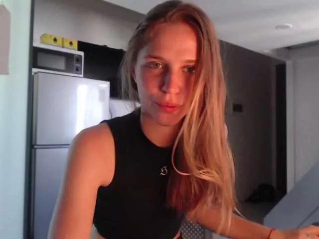 Discover our girls online shows and discover the company of countless livestreamers, with stunning shapes, sex toys and more.