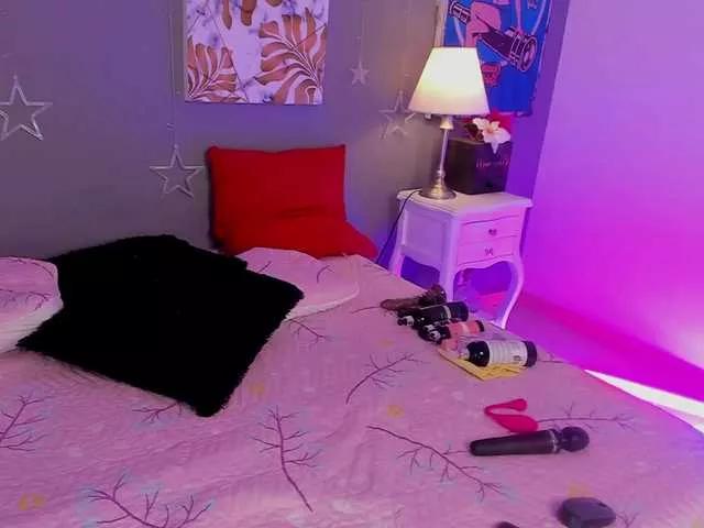 Discover our girls online shows and discover the company of countless livestreamers, with stunning shapes, sex toys and more.