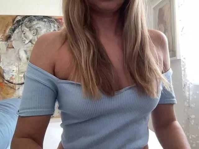 Discover our girls online shows and discover the company of countless livestreamers, with stunning shapes, sex toys and more.