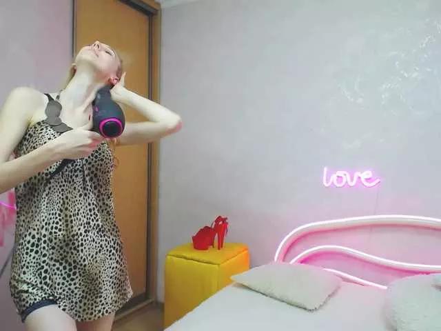 LizzieBrait from BongaCams