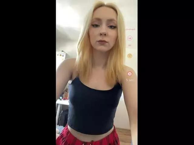 Discover our girls online shows and discover the company of countless livestreamers, with stunning shapes, sex toys and more.