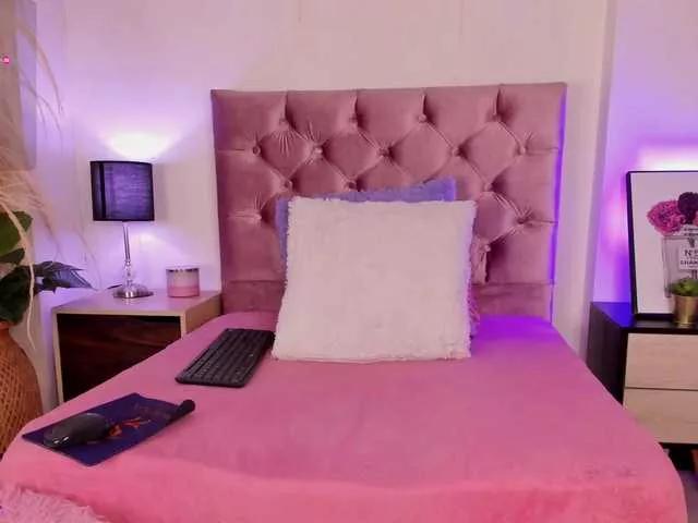 Discover our girls online shows and discover the company of countless livestreamers, with stunning shapes, sex toys and more.