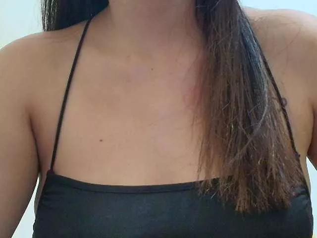 Discover our girls online shows and discover the company of countless livestreamers, with stunning shapes, sex toys and more.