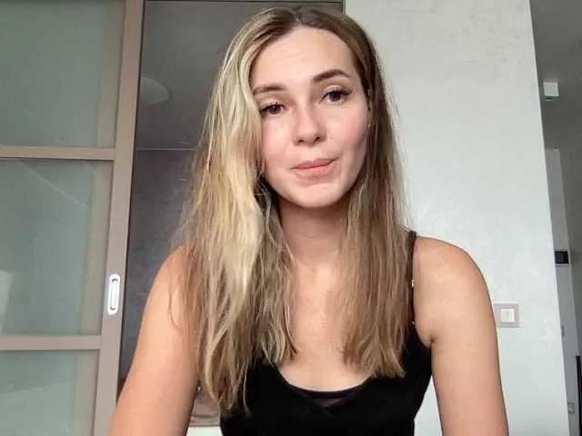 Discover our girls online shows and discover the company of countless livestreamers, with stunning shapes, sex toys and more.