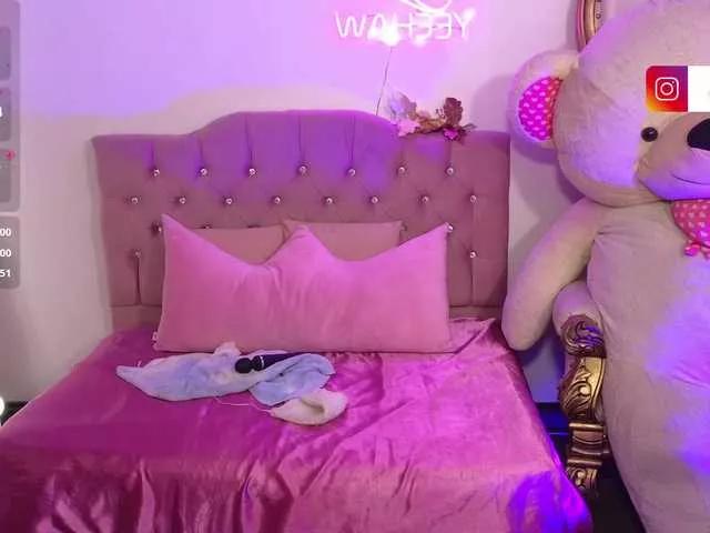 Discover our girls online shows and discover the company of countless livestreamers, with stunning shapes, sex toys and more.