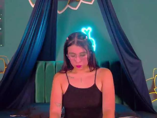 Discover our girls online shows and discover the company of countless livestreamers, with stunning shapes, sex toys and more.
