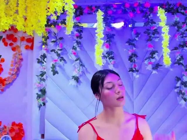 Discover our girls online shows and discover the company of countless livestreamers, with stunning shapes, sex toys and more.