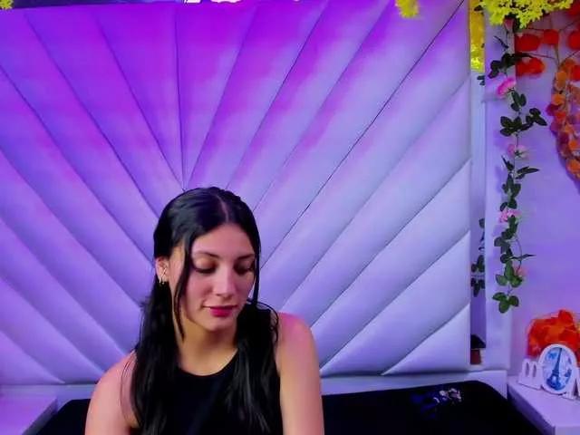 Discover our girls online shows and discover the company of countless livestreamers, with stunning shapes, sex toys and more.