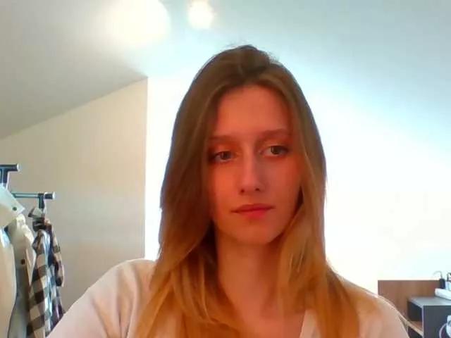 Discover our girls online shows and discover the company of countless livestreamers, with stunning shapes, sex toys and more.