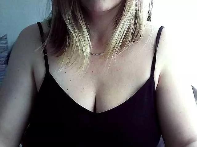 Discover our girls online shows and discover the company of countless livestreamers, with stunning shapes, sex toys and more.