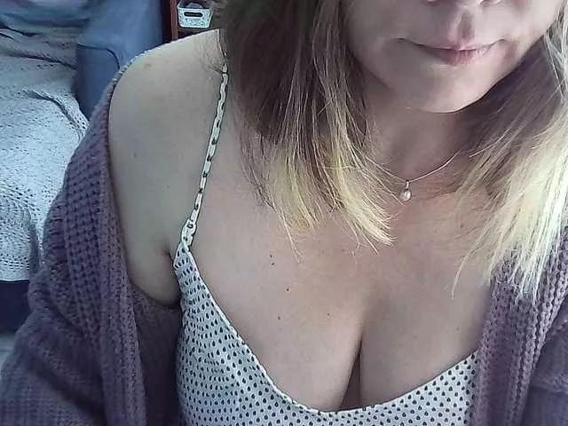 Discover our girls online shows and discover the company of countless livestreamers, with stunning shapes, sex toys and more.