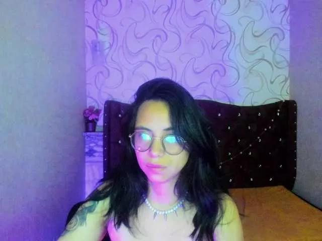 Discover our girls online shows and discover the company of countless livestreamers, with stunning shapes, sex toys and more.