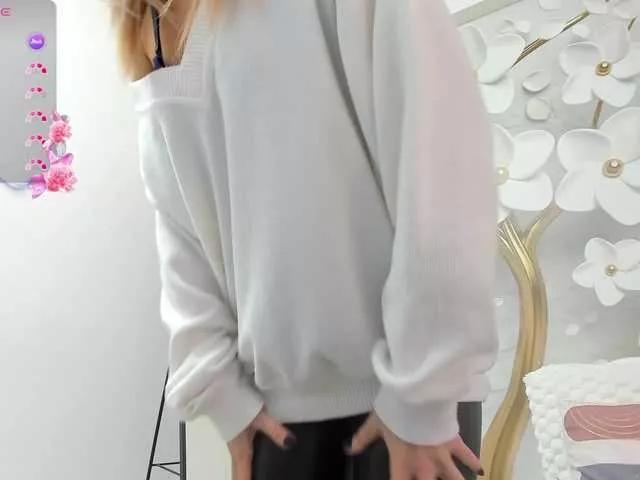 Discover our girls online shows and discover the company of countless livestreamers, with stunning shapes, sex toys and more.