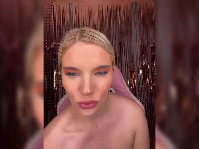 LYLAtop from BongaCams