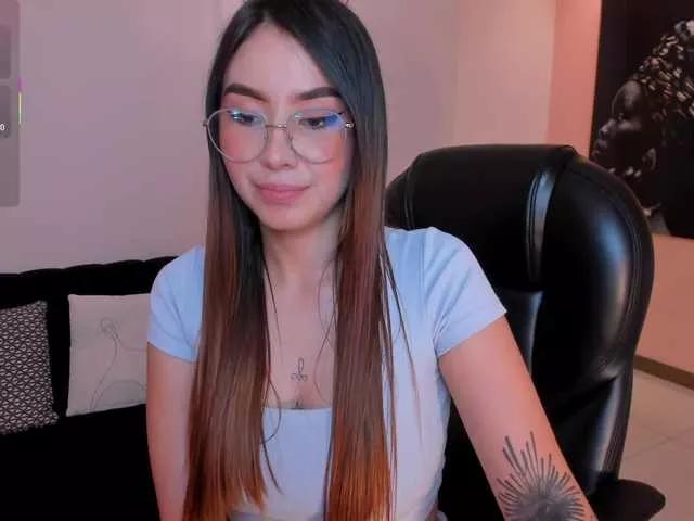 Discover our girls online shows and discover the company of countless livestreamers, with stunning shapes, sex toys and more.