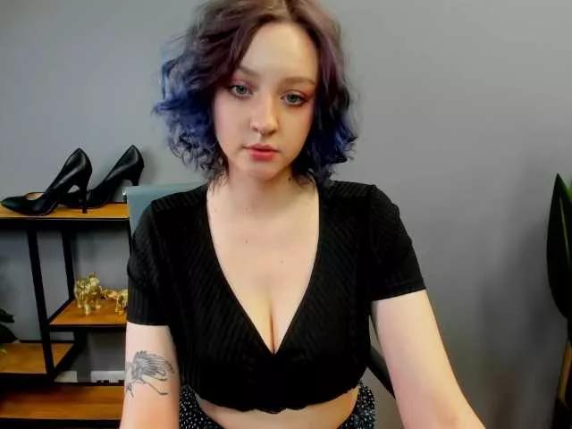 Discover our girls online shows and discover the company of countless livestreamers, with stunning shapes, sex toys and more.